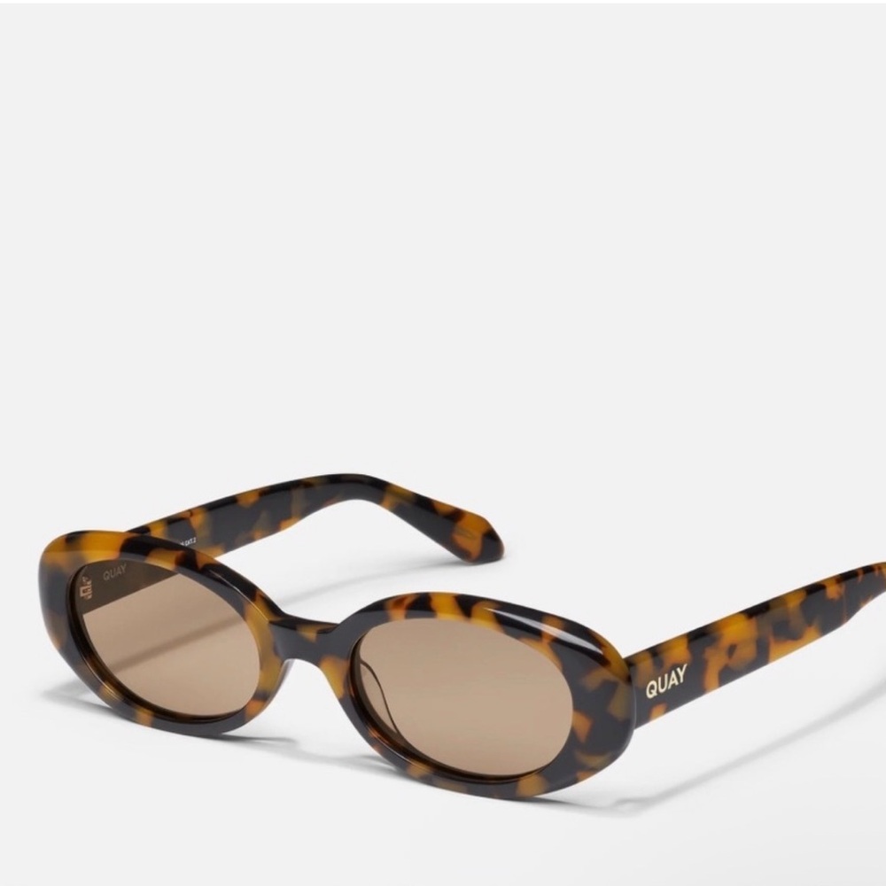 QUAY FELT CUTE Tortoise Shell Oval Sunglasses Pebble
Tortoise Frame / Tan Lens - Picture 2 of 3